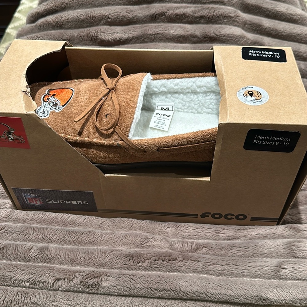 NIB FOCO NFL Slippers for men. Size 9-10 (M)